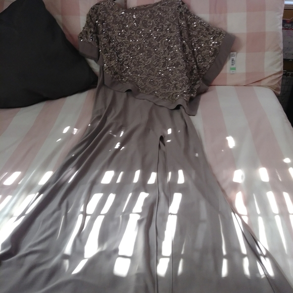 a dress - Picture 4 of 7